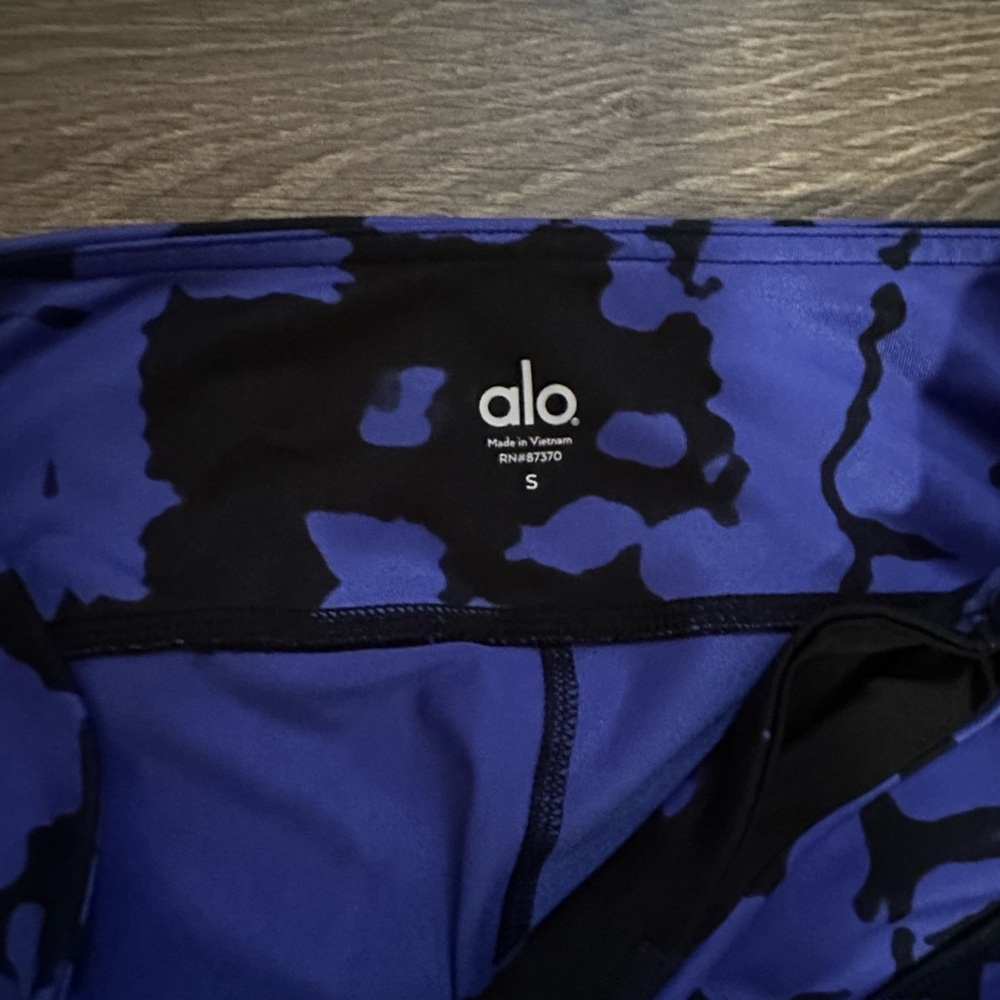 ALO Yoga Leggings in Blue and Black - Picture 2 of 8